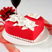 کیک قلبی شکل
