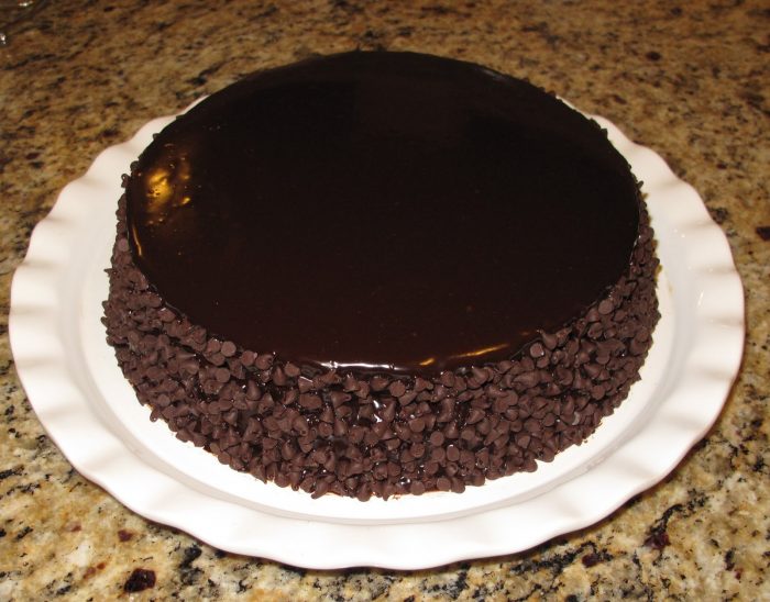 کیک شکلاتی با تزیین شکلات و خامه شکلاتی